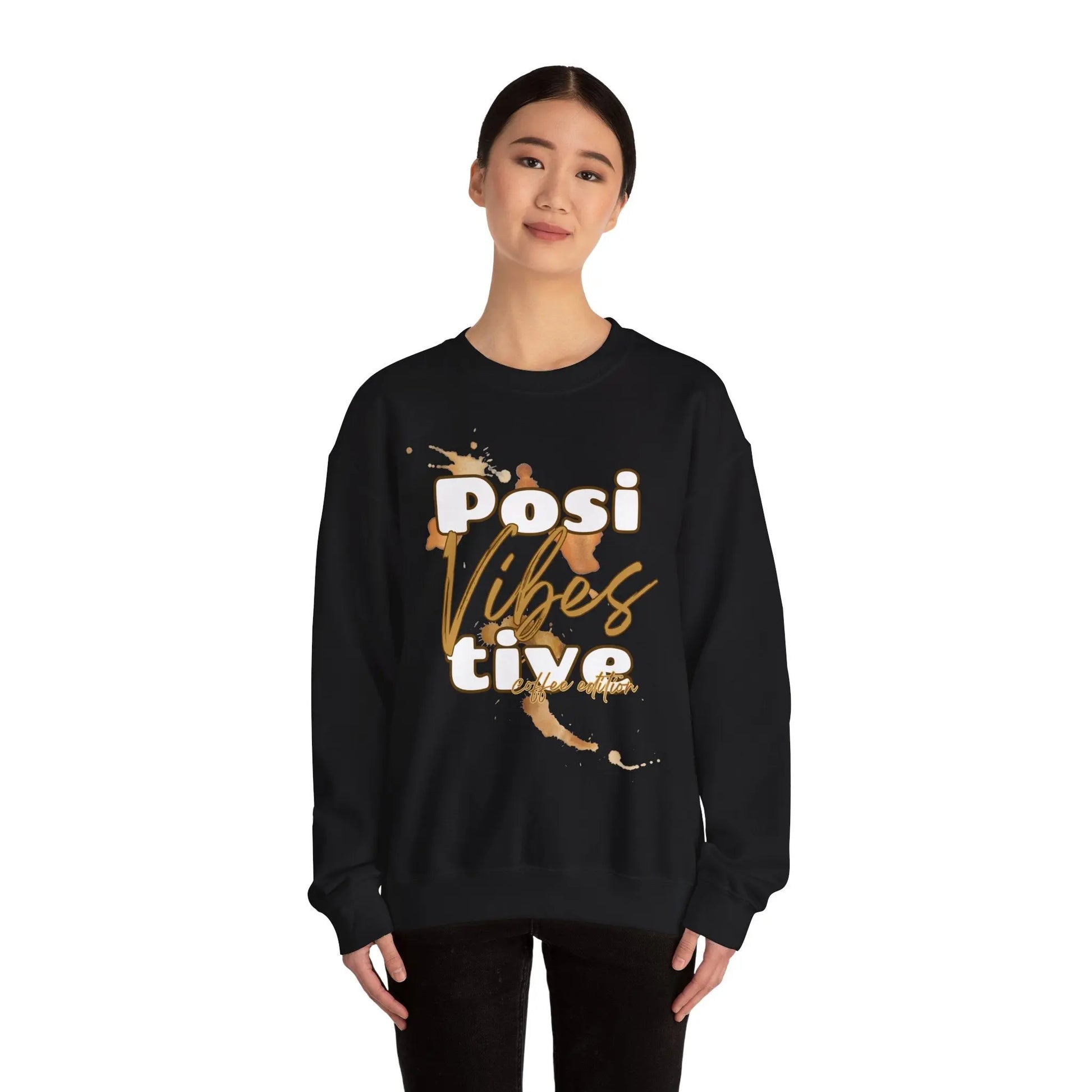 Positive Vibes Coffee Edition Sweatshirt | Unisex Gildan 18000 | Bequemes Kaffee Pullover | Positive Vibes Sweater | XS-2XL Printify