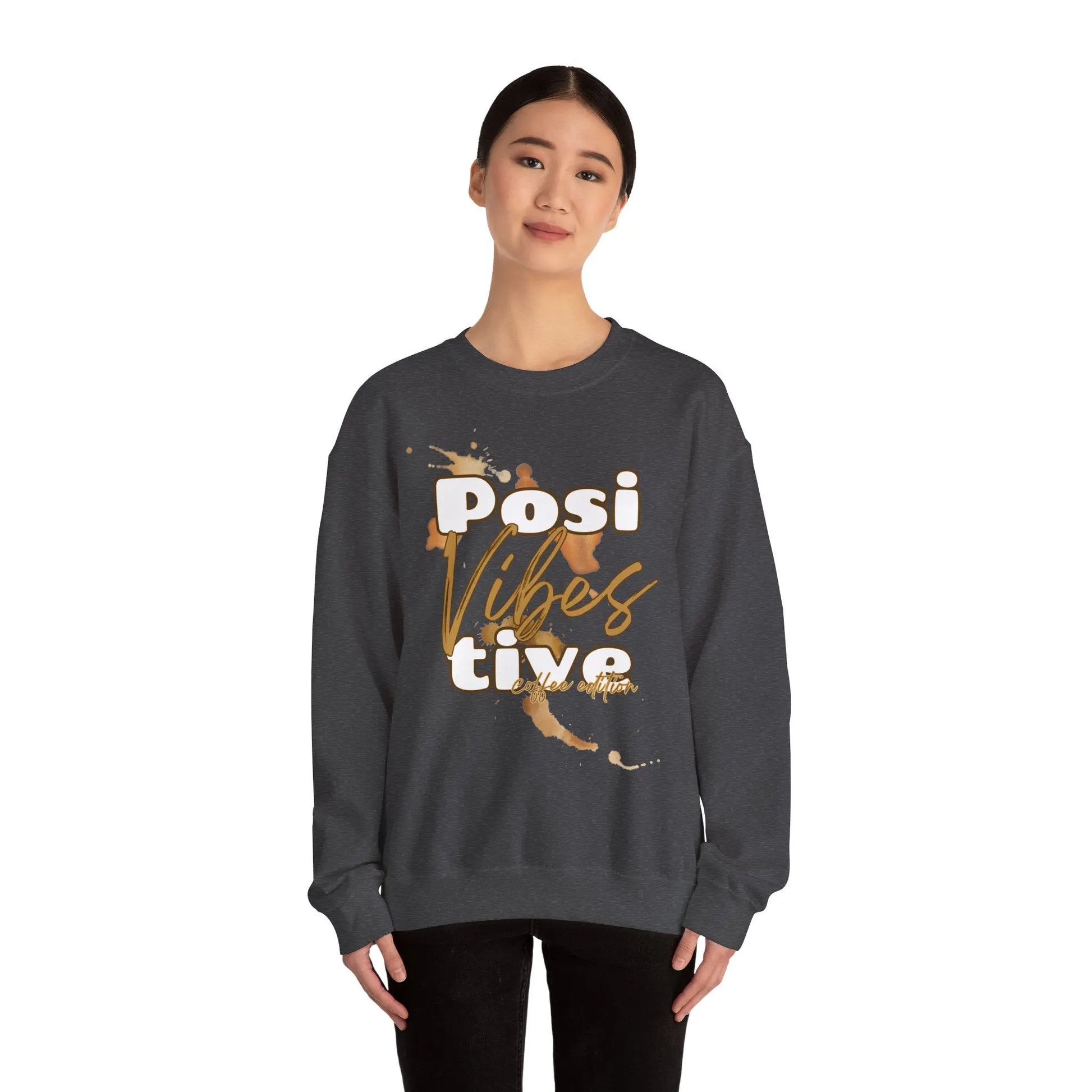 Positive Vibes Coffee Edition Sweatshirt | Unisex Gildan 18000 | Bequemes Kaffee Pullover | Positive Vibes Sweater | XS-2XL Printify