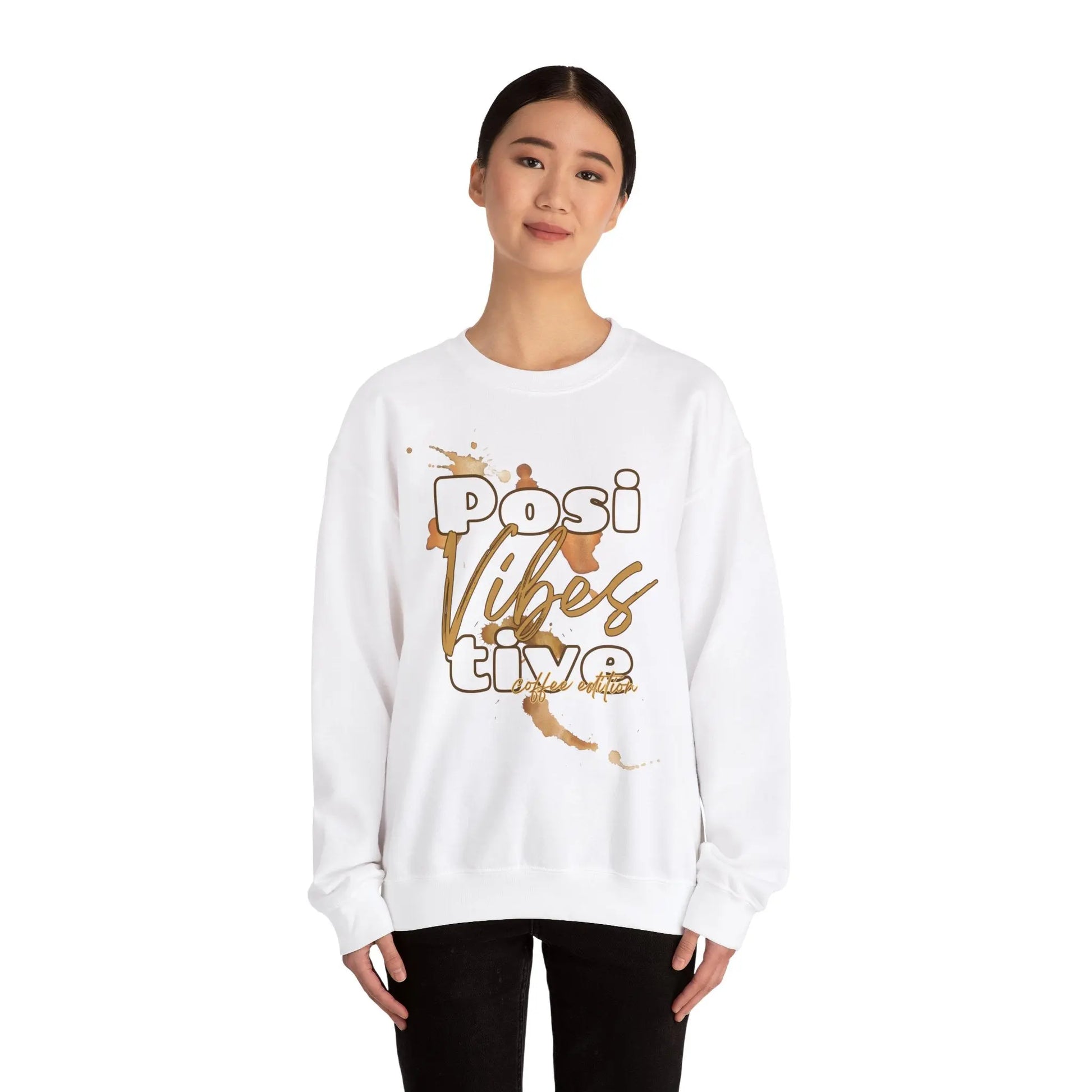 Positive Vibes Coffee Edition Sweatshirt | Unisex Gildan 18000 | Bequemes Kaffee Pullover | Positive Vibes Sweater | XS-2XL Printify