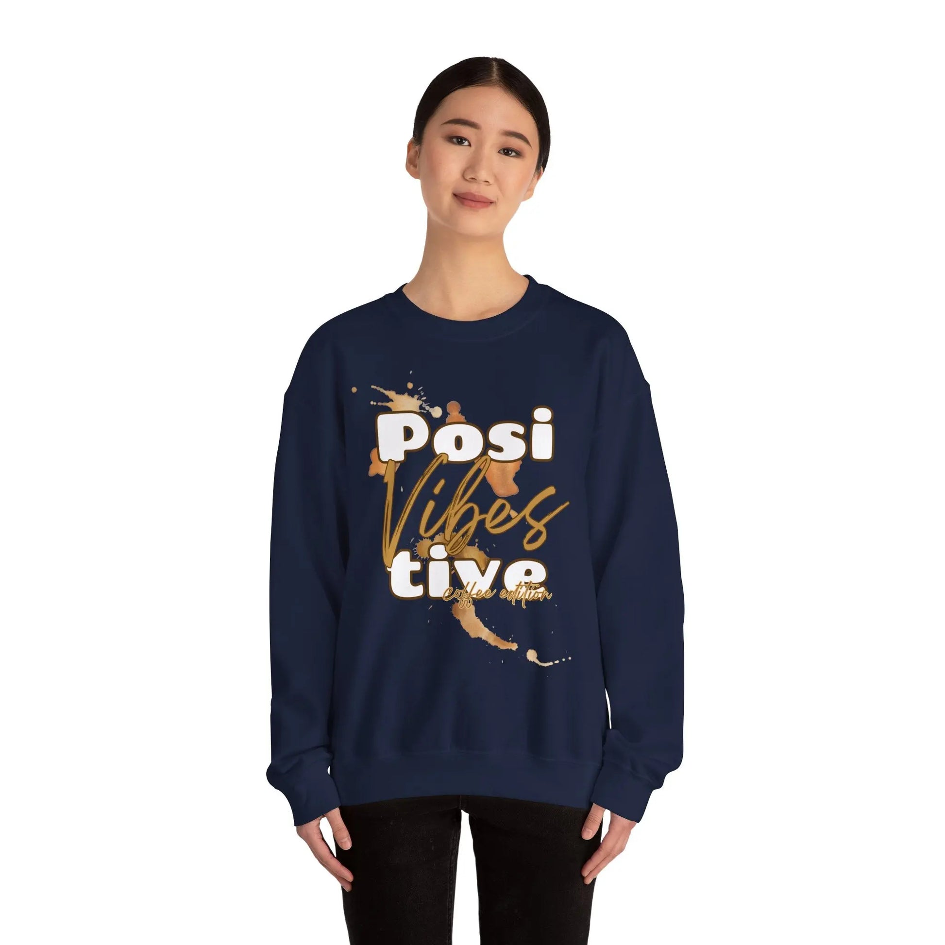 Positive Vibes Coffee Edition Sweatshirt | Unisex Gildan 18000 | Bequemes Kaffee Pullover | Positive Vibes Sweater | XS-2XL Printify