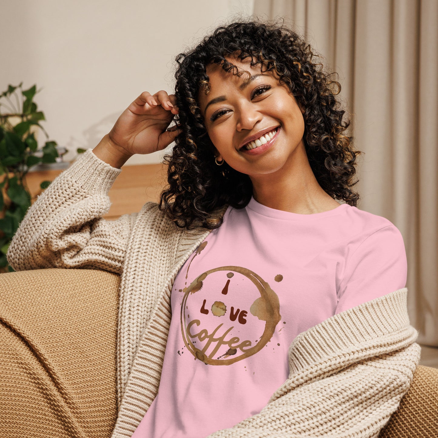 Damen T-Shirt mit “I love Coffee” Kaffeefleck-Design – Erhältlich in Rosa und Weiß